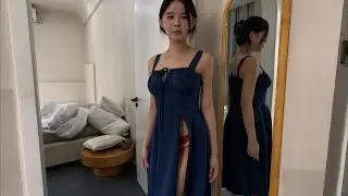 优雅的小鹿在老洋房里展示我们独家设计的一款宝蓝色连衣裙