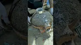 Pouring Molten Aluminum Into a Mold to Make a Wok &ndash; Satisfying Metal Casting Process!