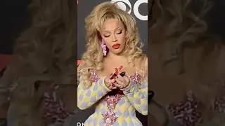 WTF Doja Cat EATS Her Lipstick At The VMA's Red Carpet