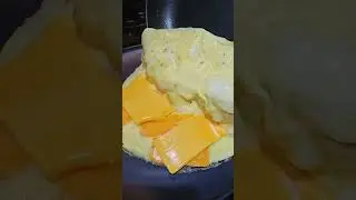 Making a basic cheese omelette#eggs #omelette #cooking #breakfast #cheese #cheeseomelette #food #yum
