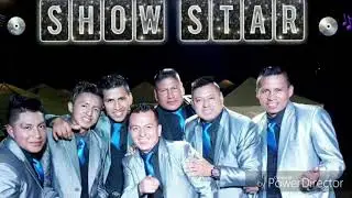 Sentado en un bar - show star