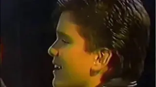 Historia Del Primer Amor canta Robert Avellanet con apenas 3 semanas en grupo Menudo