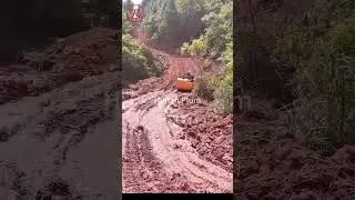 4.5ton crawler dumper transporting in muddy road slope #miniloader #dumpertruck #oilpalm