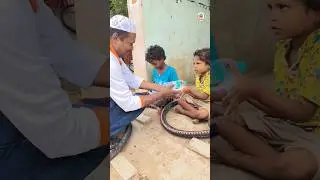 Giving Food To Poor People | Feeding Poor Kids | Food Donation | Helping Poor People Shorts #shorts