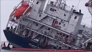 Marina di Massa, lo svuotamento della nave cargo