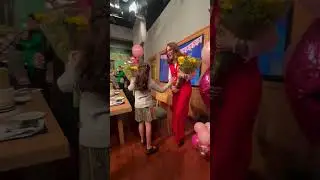Peque&ntilde;os gestos que dicen todo 🌸💐 Michaela lleg&oacute; con flores para celebrar los cumplea&ntilde;os 🎉