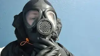 Непревзойденная и новейшая красота в латексных полнолицевых противогазах и платьях для дайвинга.
