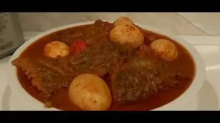 Sauce tomate avec du poisson frits