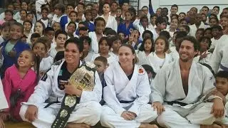 Amanda Nunes treina com Nina Ansaroff