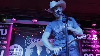Dustin Lynch Performs At the 925 XTU Christmas Show