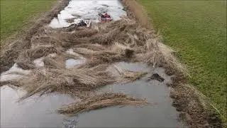 Riet maaien en opruimen doormiddel van twee maaiboten.