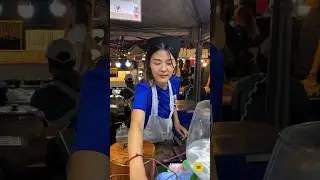 Pretty Thai Girl Sells Smoothie Orange Juice.
