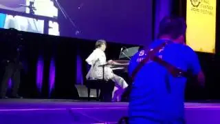 Soken plays Lost City and kicks a box (FFXIV Fan Fest 2016 Vegas)