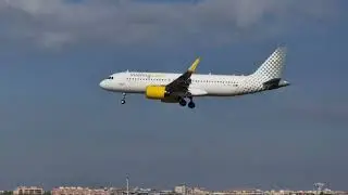 A320neo de Vueling aterrizando por 24R en LEBL