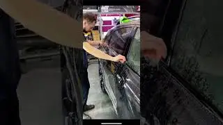 Этому Infiniti FX уже больше 10 лет, а заказчик решил заклеить машину антигравийкой? Зачем?