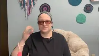 BookTube Vlog-Nukkah Calendar Day 6! (Kati Tovah Reads)