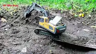 RC Excavator Mengerjakan Proyek Pembuatan Jembatan