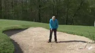 Christian Nygaard pro Odder golfklub viser et simpel bunkerslag