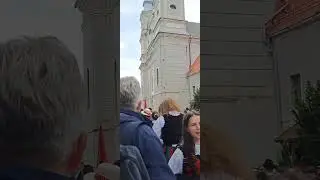 Cs&iacute;ksomly&oacute;i kegytemplom előtt a sz&eacute;kely l&aacute;nyok  2023.05.27.