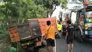 DENGAN DEREK CRANE PROSES EVAKUASI LAKA TUNGGAL DUMP TRUK MUAT PASIR TERGULING MASUK PARIT