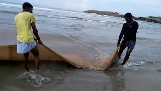Local fishermen on the  Lighthouse Beach. Kovalam. Kerala. Местные рыбаки на пляже Ковалама.
