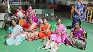 శ్రీ లక్ష్మీదేవి మా పూజలు గైకొనుమా అంటూ పాడుతూ ఆ కొల్హాపూర్ మహాలక్ష్మి ప్రాంగణంలో