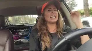 Домохозяйка не может найти няню на Хэллоуин