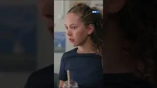 En usminket Ragnhild m&oslash;ter jentene. Ny episode av &laquo;VGS&raquo; i #nrktv