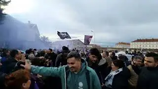L'arrivée à Chanzy des joueurs du SA XV accompagnés des 