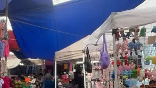 Cejitas D Miel en el tianguis buscando  el vestidazo