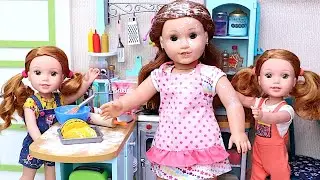 Twin sisters dolls help mom with kitchen chores!