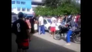 Tiroteio em pra&ccedil;a deixa seis feridos