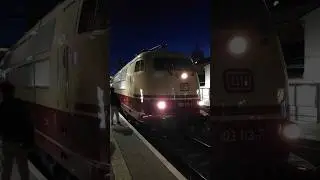 BR 103 113 Kultlok IC Sonderzug Konstanzer Bahnhof am Bahnsteig auf Gleis 2 am Abend BR103 E03