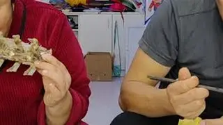 羊架子炖汤，熬出来又白又香，就着玉米馍馍，越吃越香