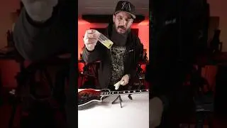 Используйте это, чтобы очистить накладку грифа вашей гитары 🎸