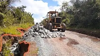 ✅ O poder da Caterpillar 120B em ação: Finalizando a luta contra a erosão! motor grader working road