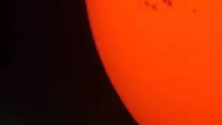 Sole in luce bianca (Filtro rosso) l'8 dicembre 2025