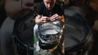 Replacing heads and wires & cleaning a high-end snare drum 🥁 #drums #drummer