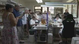 A Zempl&eacute;ni Fesztiv&aacute;lon a porcel&aacute;n &eacute;kszereket k&eacute;sz&iacute;tő manufakt&uacute;ra is kinyitotta a kapuit