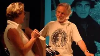 Der Weltkünstler KLAUS VOORMANN steht Rede und Antwort im Haus der Musik Wien 2004