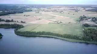 Lot dronem nad jeziorem i wsią. Ostrowite gm Lniano. Huta. lato 2022