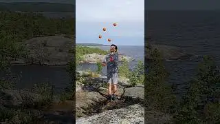 А ТЫ ТАК УМЕЕШЬ? Жонглирование 6 мячами.  #shorts