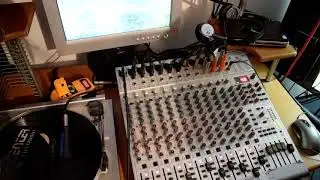 Микшер Behringer Ub2442 и бас-гитара Akai