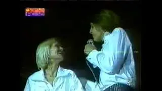 Luis Miguel cant&aacute;ndole a Marcela