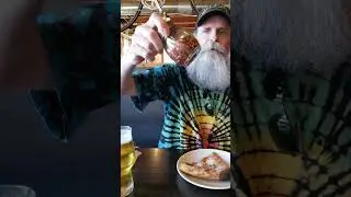 #короткий Наслаждаемся еще одним неожиданным обедом в пабе Wheel A Pizza в центре Юджина! (OFL 2851)