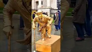Jak złoty człowiek-pomnik zaczyna dzień na Trafalgar Square.