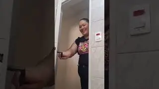 Fingindo que estou conversando no celular no banheiro part.2 kkk #humor #asmr #esposa #ciumenta