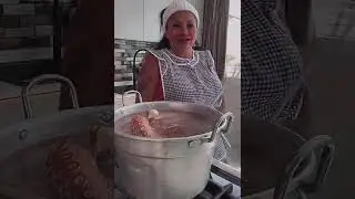 Rita de Crescenzo fa bollire il polpo ...