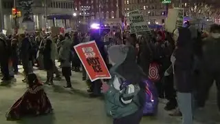 Ni el fr&iacute;o los detiene: protesta contra ICE en Philly