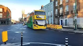 Double-decker buses in Dublin, Ireland.   Автобуси у Дубліні, Ірландія.